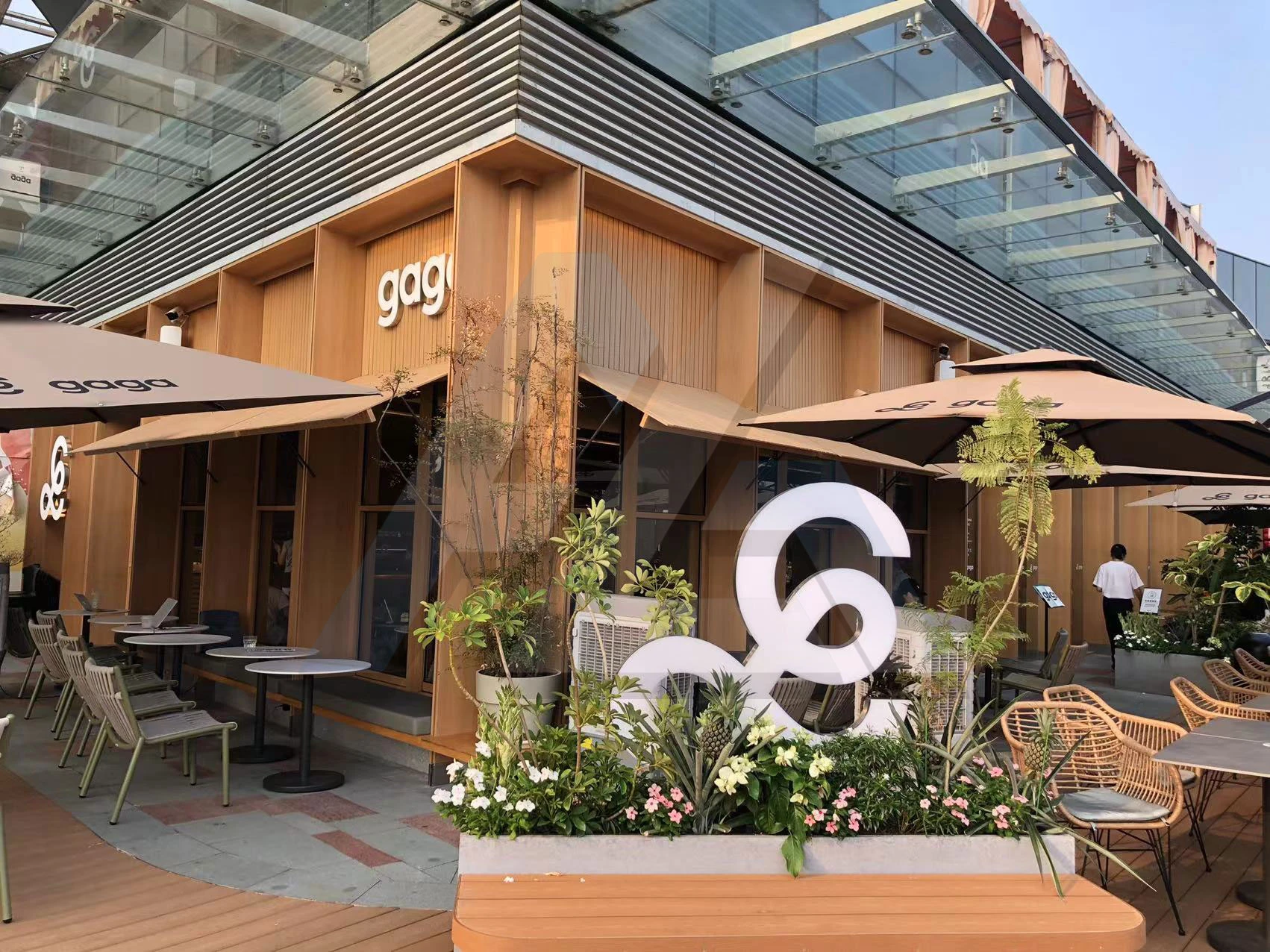 Retail aluminum baffle fit-out